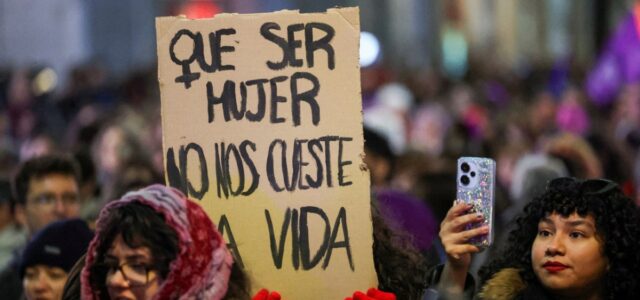 Τα στοιχεία για τη βία κατά των γυναικών σε Ελλάδα και Ευρώπη – Η ανισότητα των φύλων ξεκινά από την οικονομία