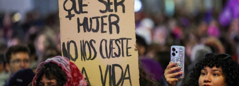 Τα στοιχεία για τη βία κατά των γυναικών σε Ελλάδα και Ευρώπη – Η ανισότητα των φύλων ξεκινά από την οικονομία