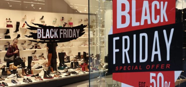 Black Friday και Cyber Monday: Πόσοι Έλληνες καταναλωτές σκοπεύουν να ψωνίσουν στις εκπτώσεις