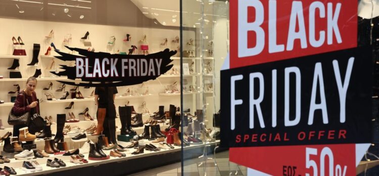 Black Friday και Cyber Monday: Πόσοι Έλληνες καταναλωτές σκοπεύουν να ψωνίσουν στις εκπτώσεις