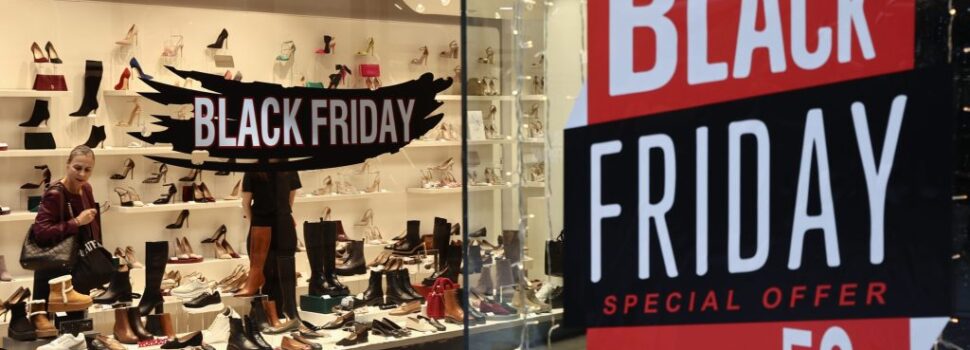 Black Friday και Cyber Monday: Πόσοι Έλληνες καταναλωτές σκοπεύουν να ψωνίσουν στις εκπτώσεις