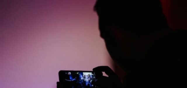 Πώς ενημερώνονται οι πολίτες – Τι επιλέγουν οι νέοι στα social media