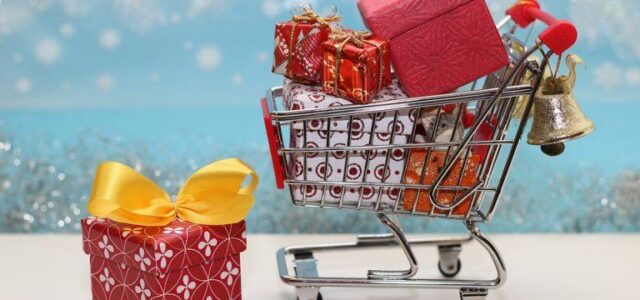 Έρευνα ΕΥ για Χριστούγεννα: 1 στους 2 σκοπεύει να περάσει τις γιορτές στο σπίτι