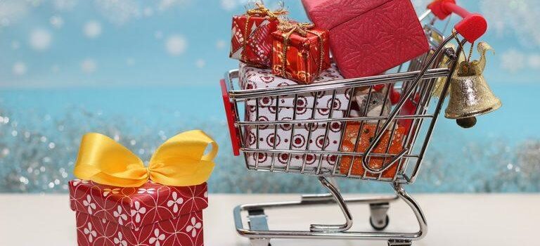 Έρευνα ΕΥ για Χριστούγεννα: 1 στους 2 σκοπεύει να περάσει τις γιορτές στο σπίτι