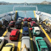 Σοκαριστικό συμβάν στο φέρι μποτ Πέραμα-Παλούκια: Ξυλοκόπησε τη σύζυγό του μπροστά στα μάτια συνεπιβατών αλλά και των παιδιών του