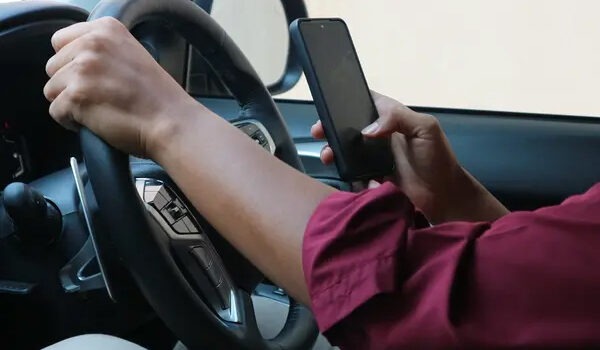 Καλύτερα κινητό στο αμάξι…