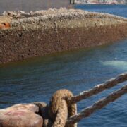 Ξεκινά η απομάκρυνση ναυαγίων στην Κυνόσουρα Σαλαμίνας