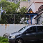 Σαλαμίνα: Από χτύπημα στο κεφάλι έπεσε νεκρή η 75χρονη – Κάμερα κατέγραψε τους δράστες