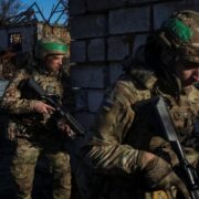 Κατεπείγουσα συζήτηση στην Ευρώπη λόγω της ρωσικής απειλής: Υποχρεωτική ή εθελοντική στρατιωτική θητεία;