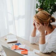 Έρευνα πληρωμών Intrum: Οι Έλληνες καταναλωτές παραμένουν οι πιο ζορισμένοι της Ευρώπης