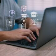 Η γενιά που δεν φοβάται το AI: Πώς οι φοιτητές μαθαίνουν να δουλεύουν μαζί με την τεχνητή νοημοσύνη