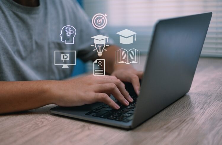 Η γενιά που δεν φοβάται το AI: Πώς οι φοιτητές μαθαίνουν να δουλεύουν μαζί με την τεχνητή νοημοσύνη