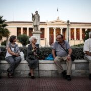 Ανατροπή με τα όρια ηλικίας: Γιατί «παγώνουν» οι αλλαγές και ποιοι ασφαλισμένοι γλιτώνουν έτη εργασίας