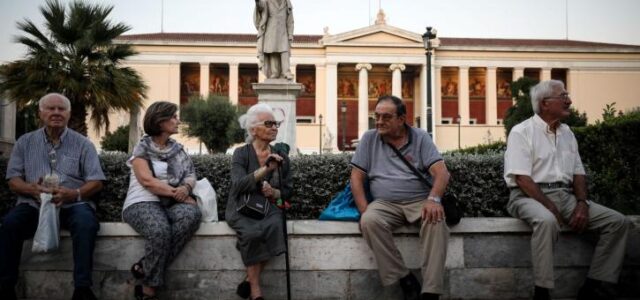 Ανατροπή με τα όρια ηλικίας: Γιατί «παγώνουν» οι αλλαγές και ποιοι ασφαλισμένοι γλιτώνουν έτη εργασίας