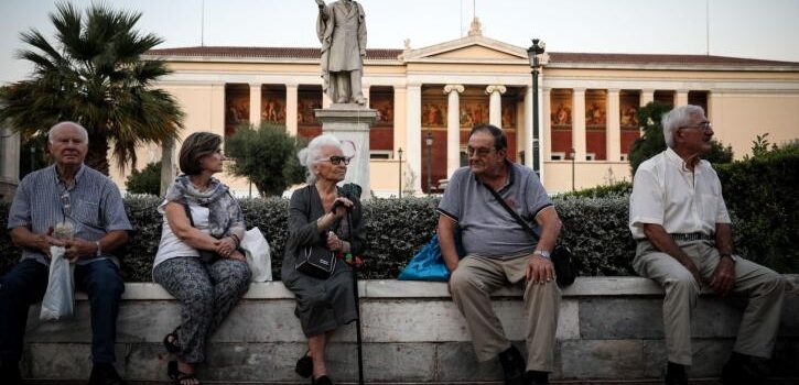 Ανατροπή με τα όρια ηλικίας: Γιατί «παγώνουν» οι αλλαγές και ποιοι ασφαλισμένοι γλιτώνουν έτη εργασίας