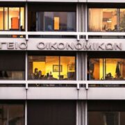 Σε υψηλά επίπεδα παραμένουν τα χρέη του Δημοσίου προς τους ιδιώτες