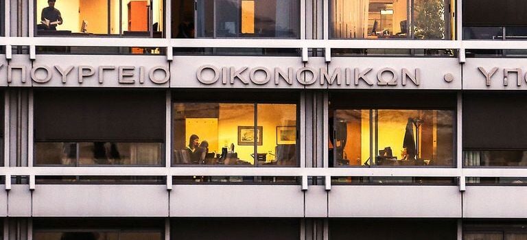 Σε υψηλά επίπεδα παραμένουν τα χρέη του Δημοσίου προς τους ιδιώτες