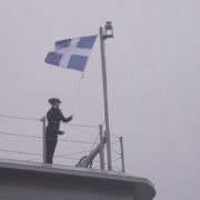 Υψώθηκε η ελληνική σημαία στη φρεγάτα «ΚΙΜΩΝ» – Ξεκινά μία νέα εποχή ισχύος για το Πολεμικό Ναυτικό