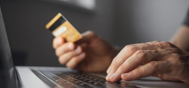 Οι εορταστικές παγίδες των καρτών: Πώς να αποφύγεις απάτες και κλοπές στις γιορτές