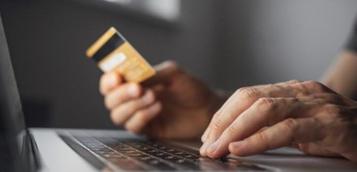 Οι εορταστικές παγίδες των καρτών: Πώς να αποφύγεις απάτες και κλοπές στις γιορτές