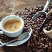 Καφές: Πώς οι αυξήσεις στις τιμές αλλάζουν τις συνήθειες των καταναλωτών 