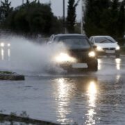 Τί πρέπει να προσέχουμε όταν οδηγούμε στη βροχή;
