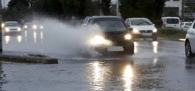 Τί πρέπει να προσέχουμε όταν οδηγούμε στη βροχή;