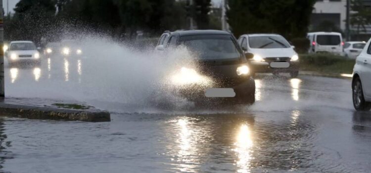 Τί πρέπει να προσέχουμε όταν οδηγούμε στη βροχή;