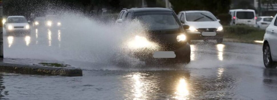 Τί πρέπει να προσέχουμε όταν οδηγούμε στη βροχή;