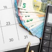 ΟΟΣΑ: Στα ύψη οι έμμεσοι φόροι στην Ελλάδα, αγγίζουν το 41% των συνολικών φορολογικών εσόδων