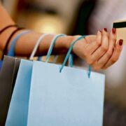 Στο μάτι της εφορίας οι αγορές με κάρτες και οι πληρωμές μέσω τραπεζών