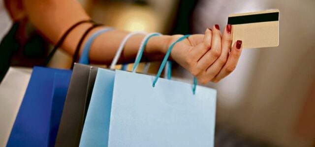 Στο μάτι της εφορίας οι αγορές με κάρτες και οι πληρωμές μέσω τραπεζών