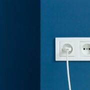 «Μπλε» τιμολόγια ρεύματος: Εξοικονόμηση έως 320 ευρώ τον χρόνο – «Πλώρη» για 2 εκατ. οικιακούς πελάτες