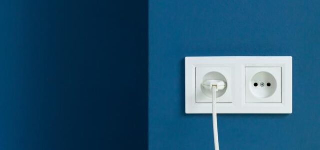 «Μπλε» τιμολόγια ρεύματος: Εξοικονόμηση έως 320 ευρώ τον χρόνο – «Πλώρη» για 2 εκατ. οικιακούς πελάτες