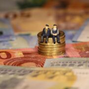 Αναδρομικά: Επιστρέφουν οι περικοπές του μνημονίου – Ποιοι περιμένουν έως 8.500 ευρώ και πότε θα πληρωθούν