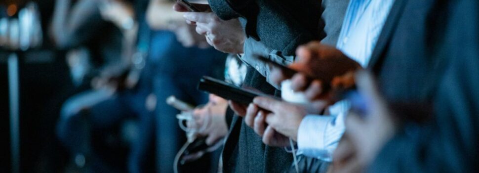 Η Αυστραλία «κόβει» τα social media στους ανήλικους: Απαγορεύεται σε χρήστες κάτω των 16 ετών – Τι θα γίνει με τους τουρίστες