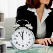 Υπερωρίες και δεύτερη δουλειά για τους «τεμπέληδες» Έλληνες – Πόσοι εργάζονται πάνω από 40 ώρες την εβδομάδα