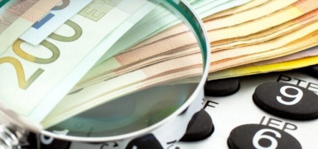 «Delete» στα ανείσπρακτα χρέη: Το Δημόσιο παγώνει οφειλές στην Εφορία – Ποιοι οι τυχεροί