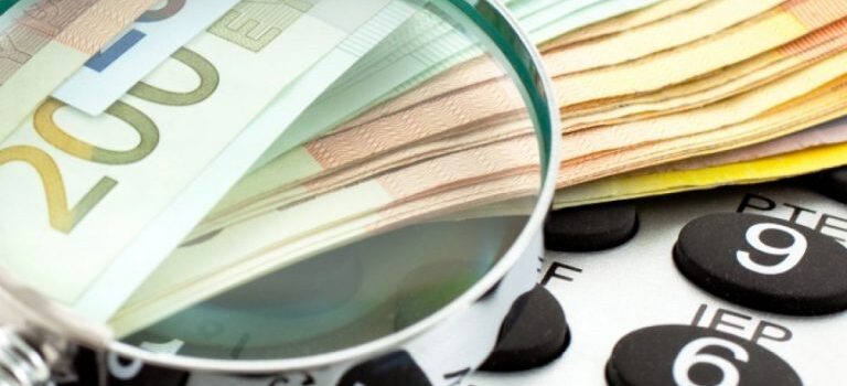 «Delete» στα ανείσπρακτα χρέη: Το Δημόσιο παγώνει οφειλές στην Εφορία – Ποιοι οι τυχεροί