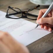 Κληρονομιές χωρίς αδελφομοίρια: Τέλος στην εξ αδιαιρέτου ιδιοκτησία, ένας παίρνει το σπίτι