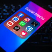 Ο Μακρόν απαγορεύει τα social media στη Γαλλία: «Οι εγκέφαλοι των παιδιών δεν είναι προς πώληση»