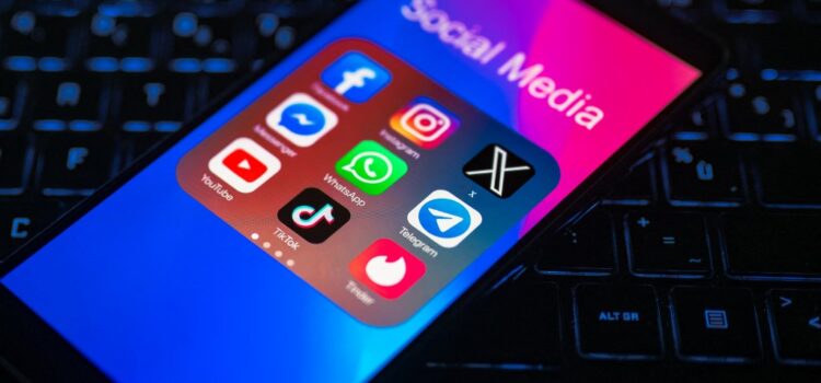 Ο Μακρόν απαγορεύει τα social media στη Γαλλία: «Οι εγκέφαλοι των παιδιών δεν είναι προς πώληση»