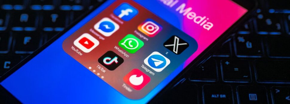 Ο Μακρόν απαγορεύει τα social media στη Γαλλία: «Οι εγκέφαλοι των παιδιών δεν είναι προς πώληση»