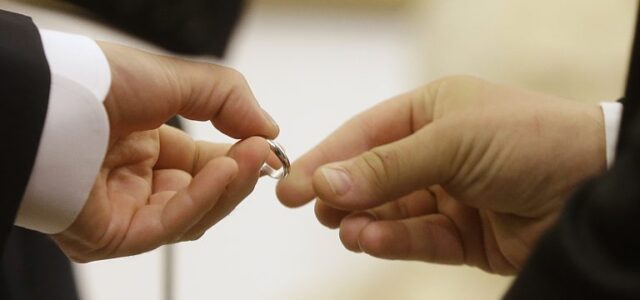 Η Γαλλία βάζει τέλος στα συζυγικά καθήκοντα