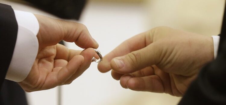 Η Γαλλία βάζει τέλος στα συζυγικά καθήκοντα