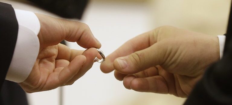 Η Γαλλία βάζει τέλος στα συζυγικά καθήκοντα