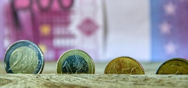 ΦΠΑ: «Καίει» στην Ελλάδα – Ποιοι πληρώνουν το κόστος