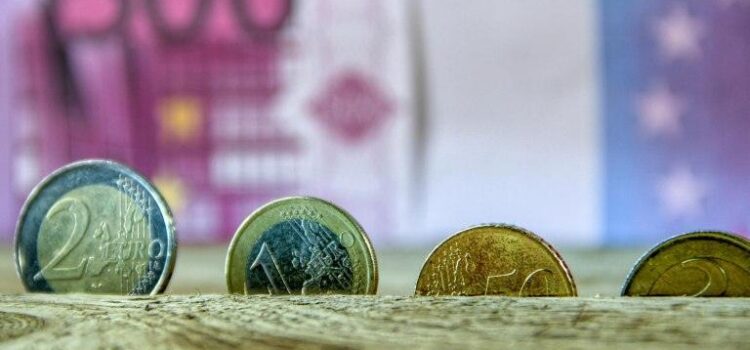 ΦΠΑ: «Καίει» στην Ελλάδα – Ποιοι πληρώνουν το κόστος