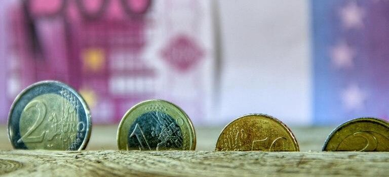 ΦΠΑ: «Καίει» στην Ελλάδα – Ποιοι πληρώνουν το κόστος