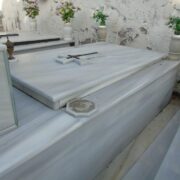 Συνελήφθη δημοτικός υπάλληλος που πήρε «φακελάκι» 6.000 ευρώ για οικογενειακό τάφο